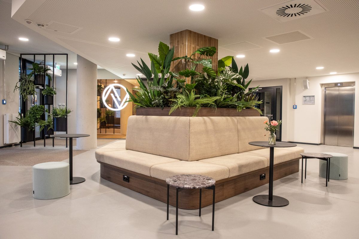 Community space at HAVENS LIVING Hamburg Hammerbrook with modern seating interior and natural light